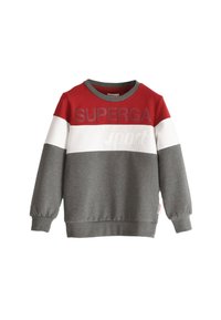 Sudadera gris con rayas horizontales rojas y blancas. Presenta "SUPERGA" en texto negrita y "sport" en relieve. Tejido suave y puños acanalados.