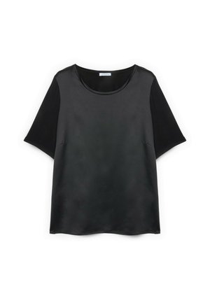 Schwarzes Kurzarmoberteil mit einer Satin-Vorderseite und matten Ärmeln aus Stoff, mit rundem Ausschnitt.