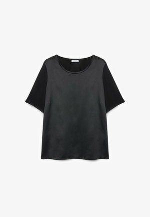 Zwart T-shirt met korte mouwen, voorzien van een satijnen voorpaneel en mouwen van matte stof, met een ronde hals.