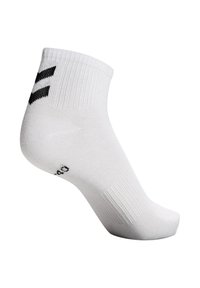 Vit ankelsocka med svart logotyp på ankeln, tillverkad av stretchtyg, med ribbat mönster och en smidig tådel.