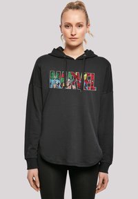 Sudadera negra de corte holgado, con un colorido logo de "MARVEL" en varios patrones de superhéroes. Incluye capucha con cordón y puños de canalé.