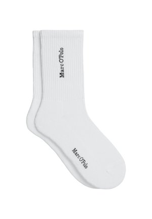 Paar weiße Crew-Socken mit gerippten Bündchen, mit "Marc O'Polo" Text in Schwarz an der Seite und im Fußbereich.