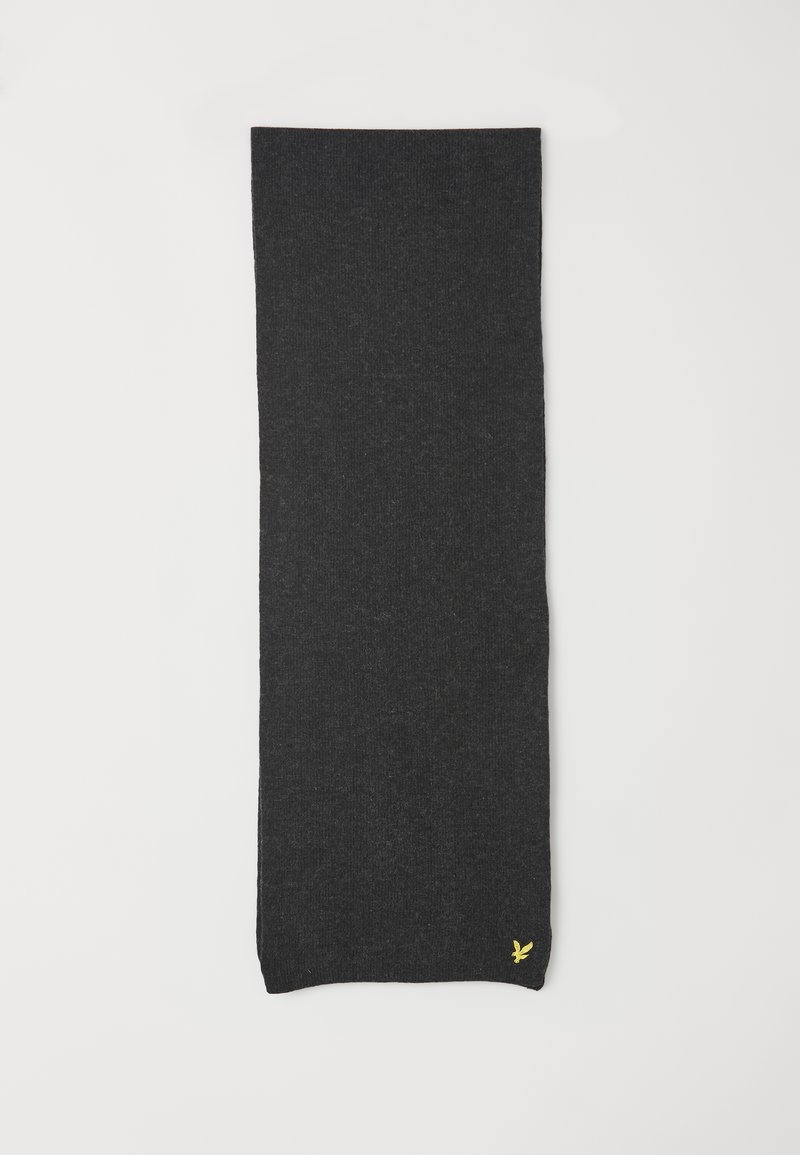Cachecol de malha preto com uma textura canelada, apresentando um pequeno logótipo amarelo no canto inferior direito. Forma retangular, acabamento suave.