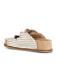Sandali con piattaforma intrecciata caratterizzati da una base beige con una parte superiore intrecciata in argento metallico e dettagli testurizzati. Suola piatta in gomma con motivo antiscivolo.