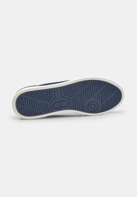 Sötétkék sneaker talp, texturált gumifelülettel, átlós barázdázással és fehér középtalppal. 42-es méret megjelölve.