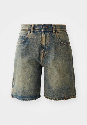 Shorts en denim de couleur bleu délavé, dotés de cinq poches, d'une fermeture à bouton et d'ourlets effilochés, avec une texture légèrement déchirée.