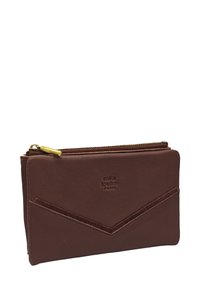 Portefeuille en cuir brun avec fermeture éclair, présentant un motif en chevron sur le devant et un logo en relief subtil. Texture lisse avec des accessoires en or.