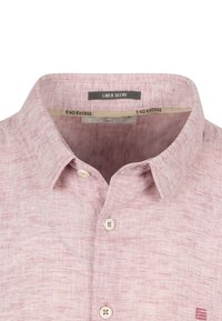 Lichtrode linnenmix shirt met een gestructureerd patroon, puntige kraag en twee witte knopen aan de voorkant. Etiket leest "LINNENMIX."