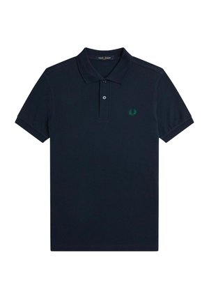 Polo de marina hecho de piqué de algodón. Cuenta con una tapeta de dos botones, mangas cortas y un logo bordado en verde en el pecho. Textura suave.