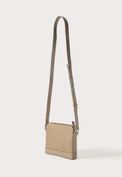 Borsa a tracolla in pelle beige con forma rettangolare piatta, tracolla regolabile e dettagli in metallo argentato. Superficie texturizzata con bordi lisci.