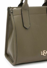 Sac à main en cuir vert olive avec surface texturée, design structuré et garnitures noires, comportant un logo doré sur le devant.