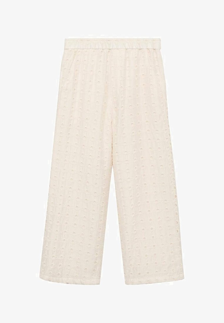 Culottes en crème clair fabriquées à partir d'un tissu texturé, avec un motif à pois subtil, une taille élastique et des jambes larges et courtes.
