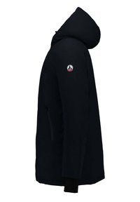 Giacca nera con cappuccio, dotata di tasca laterale con zip e patch con logo sulla manica superiore, mostrata di profilo su sfondo bianco.