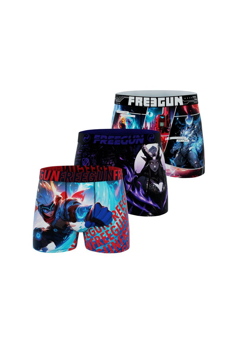 Trois paires de boxers pour hommes avec des motifs colorés ; les matériaux sont extensibles. Chaque paire présente des graphismes distincts et une ceinture de marque.