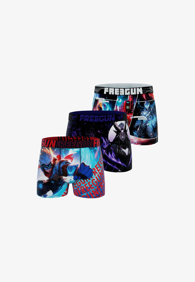 Trois paires de boxers pour hommes avec des motifs colorés ; les matériaux sont extensibles. Chaque paire présente des graphismes distincts et une ceinture de marque.