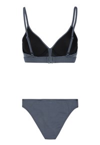 Prugasti bikini set u tamnoplavoj i crnoj boji. Grudnjak ima podesive trakice i kopčanje; gaćice imaju klasičan kroj. Glatka tekstura.
