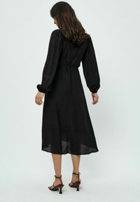 Desires ASTRA LONG SLEEVE MIDCALF - Denní šaty - black