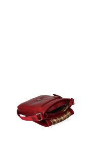 Borsa a tracolla rossa in pelle con chiusura con zip, tracolla regolabile e fodera interna a scacchi con una tasca con zip e una tasca aperta.