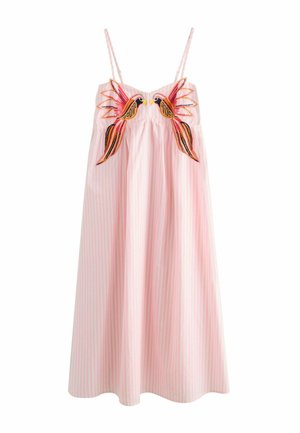 Rausvai baltų dryžių suknelė be rankovių, su plonomis petnešėlėmis ir dviem siuvinėtais spalvotais paukščiais, žiūrinčiais vienas į kitą krūtinės srityje.