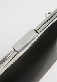 Pochette noire en cuir lisse, garniture argentée, avec un fermoir gravé du nom de la marque « Marella ».