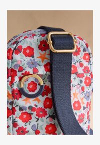 Vald, blue folding star ditsy