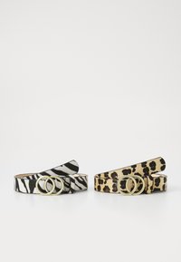 Due cinture, una a strisce zebra bianco e nero, l'altra a stampa leopardata. Entrambe presentano fibbie rotonde dorate e una texture liscia.