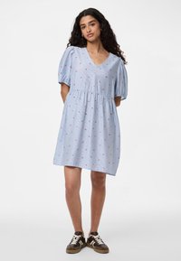 Ανοιχτό μπλε κοντό φόρεμα με φουσκωτά μανίκια, v-neck και συγκεντρωμένη μέση. Διαθέτει ριγέ σχέδιο με μικρές κόκκινες ανθισμένες λεπτομέρειες.