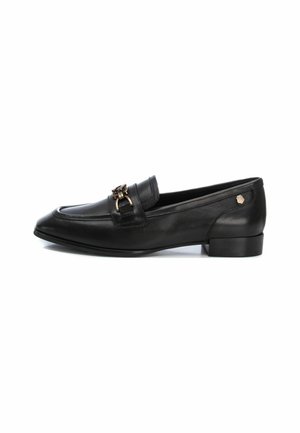 Mocasines de cuero negro con un tacón bajo, que presentan una punta afilada, un acento decorativo de hardware en tono dorado y una textura suave.