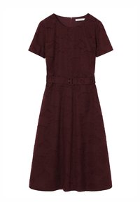 Ciemnobordowa sukienka z krótkim rękawem o kwiatowej fakturze, okrągłym dekoltem, spódnicą w kształcie litery A i pasem z prostokątną klamrą.