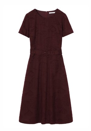 Mørk bourgognefarvet kortærmet kjole med blomstret tekstur, rund halsudskæring, A-formet nederdel og matchende bælte med rektangulært spænde.