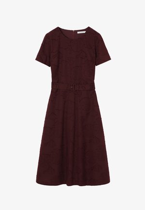 Rochie scurtă burgund închis cu mâneci scurte, textură florală, decolteu rotund, fustă cloș și curea asortată cu cataramă dreptunghiulară.