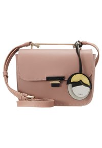 Světle růžová kožená crossbody taška se zlatými detaily, obdélníkový tvar, magnetické zapínání a odnímatelný kulatý přívěsek v černé a žluté barvě.