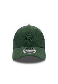 Πράσινο καπέλο μπέιζμπολ από κορδούρα με κεντημένο λογότυπο μπροστά, επίπεδη γείσο και ετικέτα μεγέθους ορατή στο κάτω μέρος.