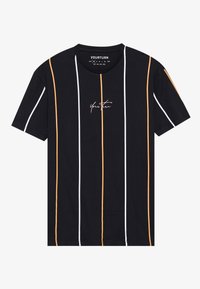 Svart t-shirt med vertikala ränder i orange och vitt. Har en rund halsringning och en liten broderad logotyp på framsidan. Korta ärmar.