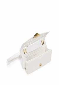 Hvid struktureret kunstlæder crossbody taske med en gylden clasp, der har flere kortlommer og et åbent rum indeni.