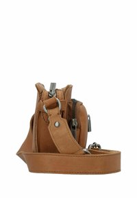 Borsa in pelle marrone chiaro con più scomparti con zip, base ampia e tracolla regolabile, dotata di hardware argentato e cuciture rinforzate.