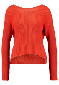 Czerwona sweter z dzianiny z szerokim dekoltem, długimi rękawami i lekko skróconym, prążkowanym dołem. Materiał wydaje się miękki i teksturowany.