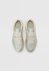 Baskets bleu clair iridescentes avec des accents crème, bout rond et semelle beige plate. Comprend des lacets blancs et une languette de marque.