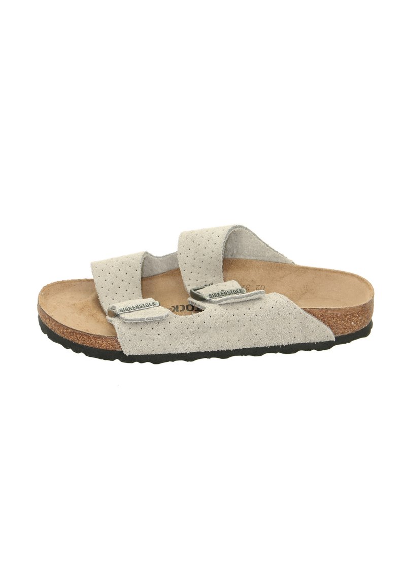 Sandales en suede gris clair avec deux larges brides, texture perforée et semelle intérieure en liège anatomique. Semelle extérieure en caoutchouc noir pour une meilleure adhérence.