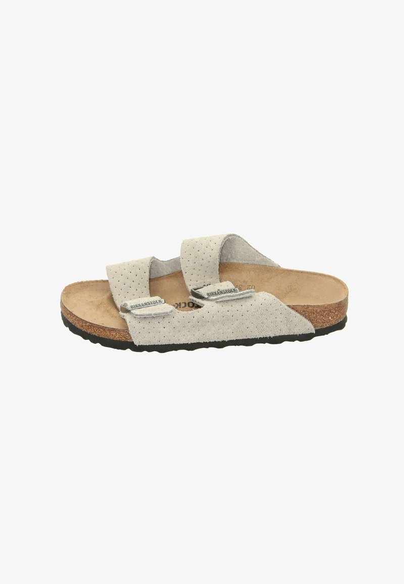Sandali in suede grigio chiaro con due larghe cinghie, texture perforata e soletta in sughero sagomata. Suola in gomma nera per una buona aderenza.