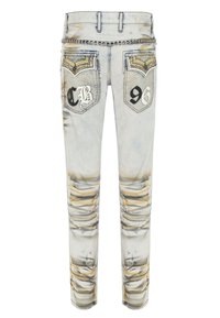 Hellblaue Jeans aus Denim mit ausgefransten Effekten, silbernen Nieten an den Taschen und dekorativen Nähten. Besitzt bestickte Akzente und Zahlen.