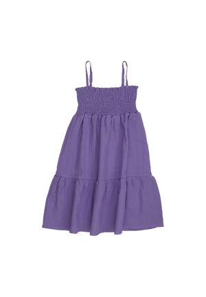 Lila ärmelloses Sommerkleid mit gerafftem Oberteil, verstellbaren dünnen Trägern und gerafftem, gestuftem Rock, flach auf weißem Hintergrund ausgelegt.