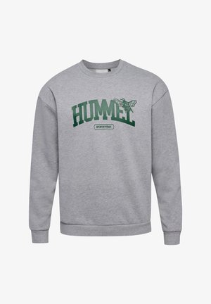 Sudadera gris de mangas largas, con puños y dobladillo acanalados. Presenta un logo impreso en verde de "HUMMEL" y un gráfico de una abeja en el frente.