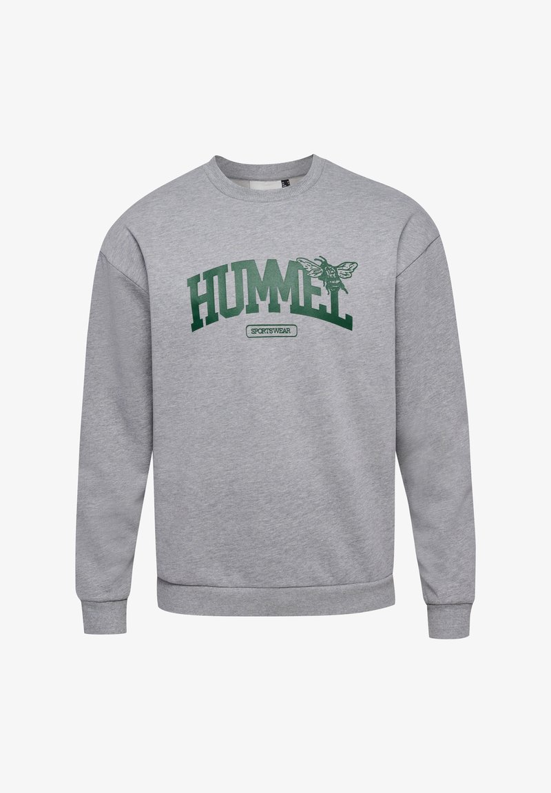 Sudadera gris de mangas largas, con puños y dobladillo acanalados. Presenta un logo impreso en verde de "HUMMEL" y un gráfico de una abeja en el frente.