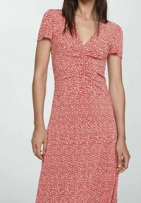 Vestido floral rojo con mangas cortas, escote en V y detalles fruncidos en la cintura, hecho de una tela ligera con una textura suave.