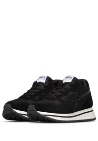 Scarpe da ginnastica nere in suede e mesh, con pannelli testurizzati, lacci, soletta bianca e suola in gomma rigata.