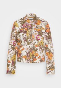 Giacca di jeans con motivo floreale su sfondo crema, con elementi arancioni, rosa e verdi. Include due tasche sul petto e bottoni a pressione.