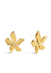 Goldfarbene blumenförmige Ohrringe mit strukturierten Blütenblättern und einer glatten Oberfläche, die jeweils mit einem zentralen Perlenakzent ausgestattet sind.