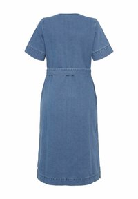 Denim haljina u svijetloplavoj boji, sa kratkim rukavima, pojasom u struku i ravnim siluetom. Tkanina izgleda glatko s minimalnim detaljima šivanja.