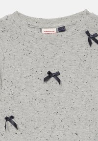 Grauer gerippter Pullover mit schwarzen Sprenkeln, rundem Ausschnitt und kleinen marineblauen Schleifenakzenten auf der Vorderseite zur Aufwertung.